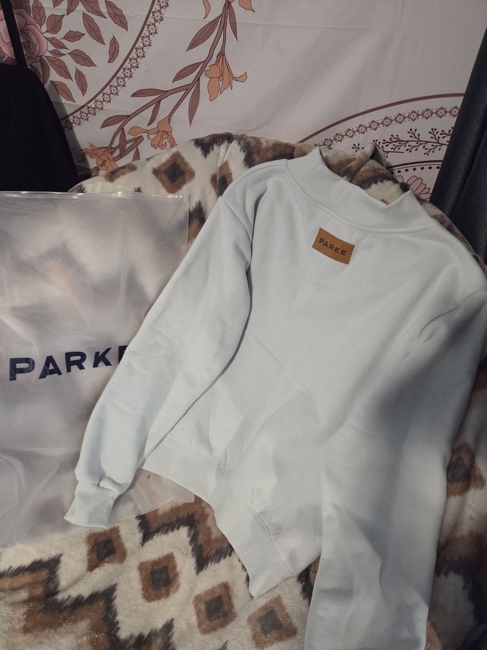 PARKE Signature Patch Mockneck Sweatshirt (size S/M, Light Blue / Mint)
